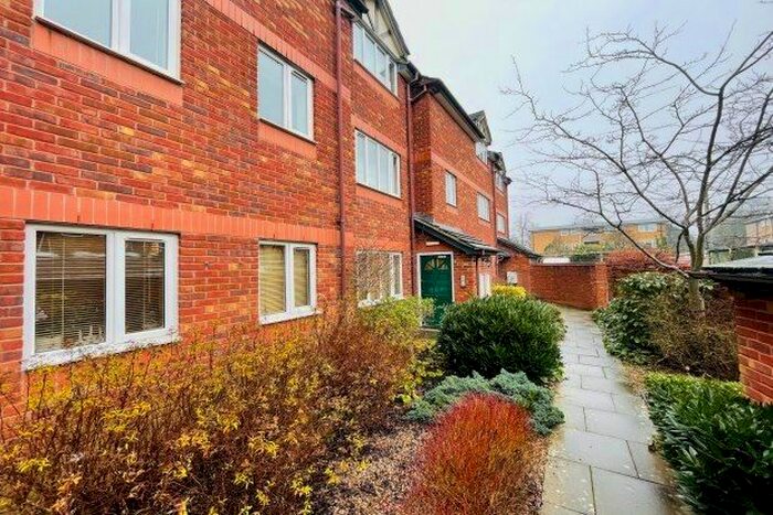 2 Bedroom Flat To Rent In Cornwall Place, Leamington Spa, CV32