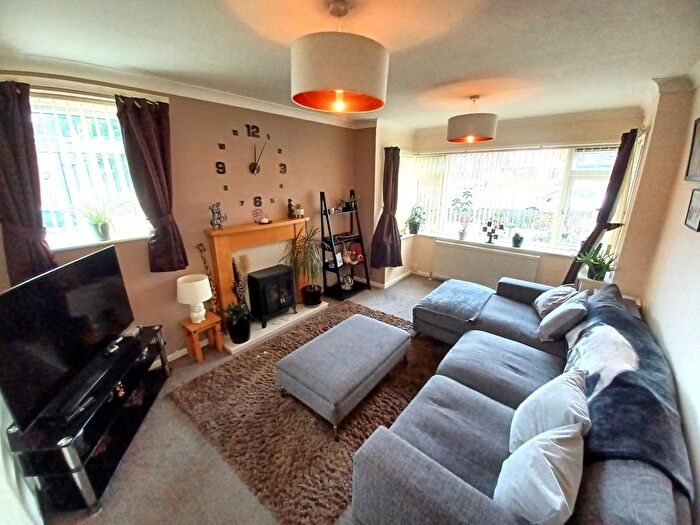 1 Bedroom Flat To Rent In Kings Court, Leeds, West Yorkshire, LS17