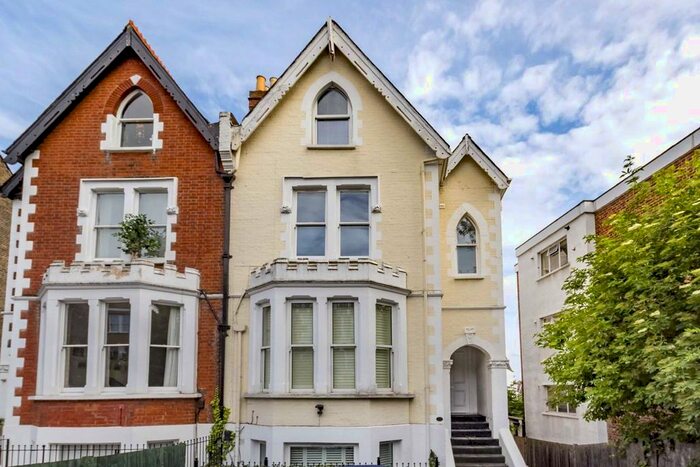 2 Bedroom Flat To Rent In Woodside, London, SW19