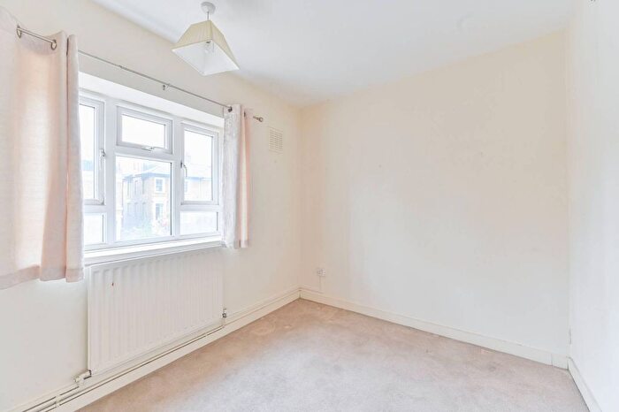 3 Bedroom Flat To Rent In Westbridge Road, Battersea, London, SW11