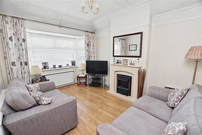 2 Bedroom Bungalow For Sale In Wenvoe Avenue, Bexleyheath, DA7