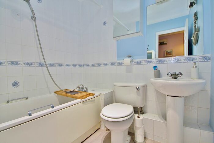 2 Bedroom Flat To Rent In Anchor Hill, Knaphill, Woking, GU21