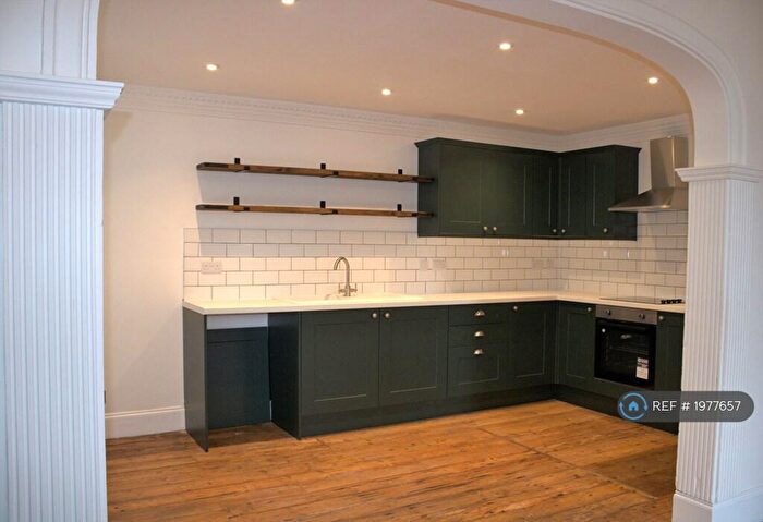 3 Bedroom Flat To Rent In Forest Road West, Nottingham, NG7