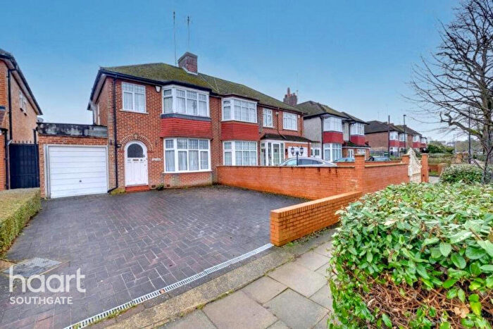 3 Bedroom Semi Detached House For Sale In The Vale, London, N14