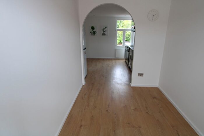 3 Bedroom Flat To Rent In Westcote Road, London, SW16