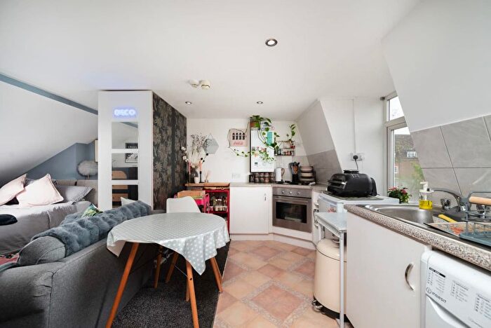 1 Bedroom Flat To Rent In Killyon Terrace, London, SW8