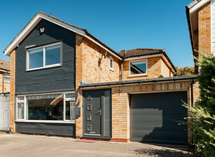 3 Bedroom Link Detached House For Sale In Plantation Gardens, Alwoodley, LS17