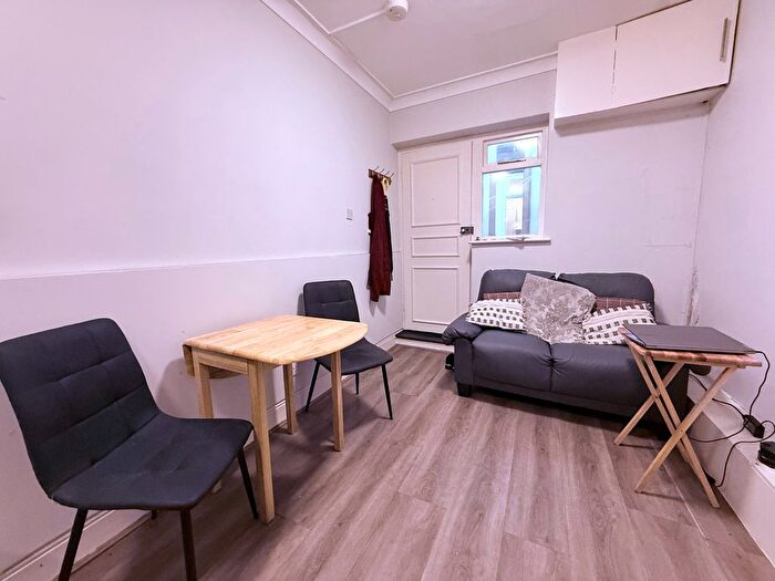 1 Bedroom Flat To Rent In Kings Parade, Askew Road, London, W12