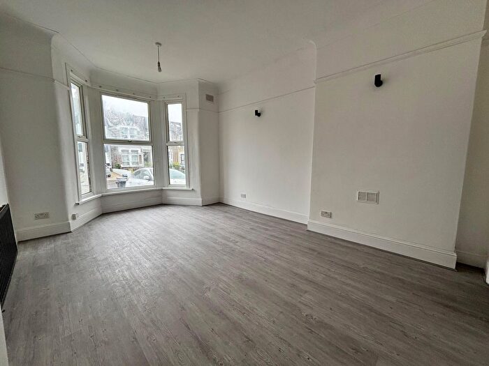 Studio To Rent In Seymour Gardens, London, IG1