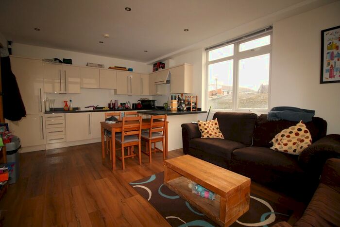 1 Bedroom Flat To Rent In Oak Road, Leatherhead, KT22