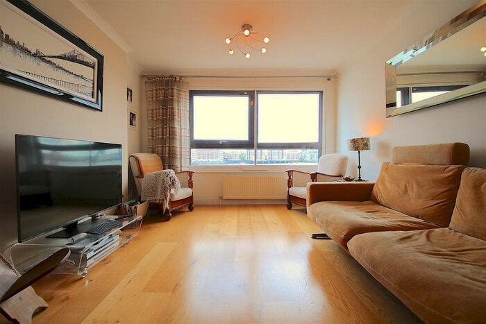 2 Bedroom Flat To Rent In The Highway, London, E1W