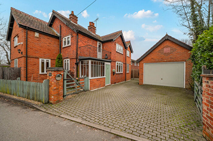 4 Bedroom Detached House For Sale In The Square, Spencers Wood, Reading, Berkshire, RG7
