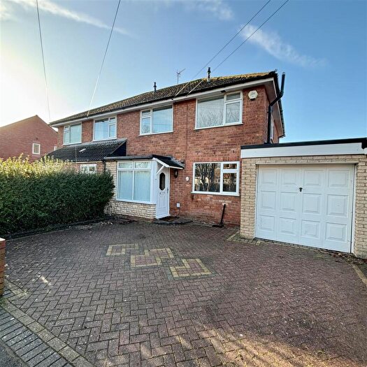 3 Bedroom Semi Detached House To Rent In Shrubbery Road, Bromsgrove, B61