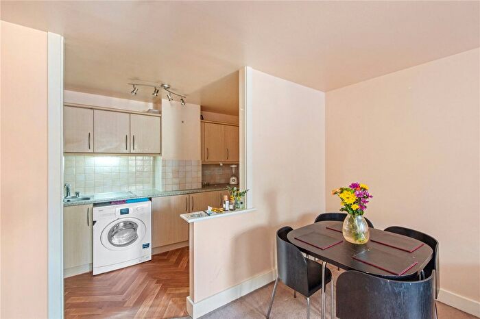 2 Bedroom Flat For Sale In Commercial Road, London, E1
