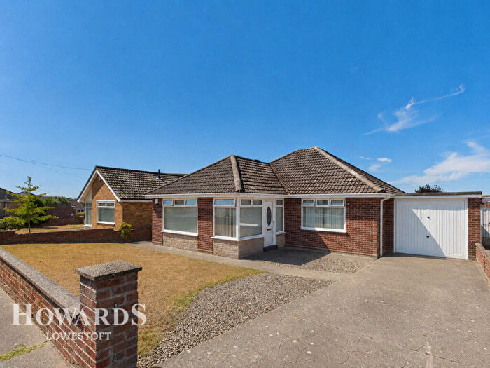 2 Bedroom Detached Bungalow For Sale In Crestview Drive, Lowestoft, NR32