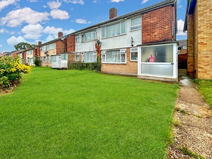 2 Bedroom Ground Maisonette For Sale In Birchen Grove, Luton, Bedfordshire, LU2