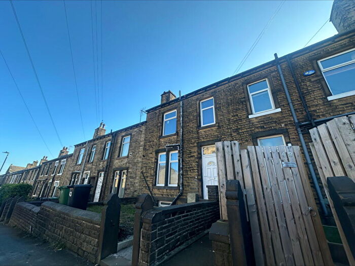 3 Bedroom Terraced House To Rent In Cross Lane, Huddersfield, HD4