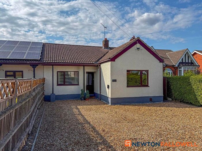 2 Bedroom Semi-Detached Bungalow For Sale In Fosse Road, Farndon, NG24