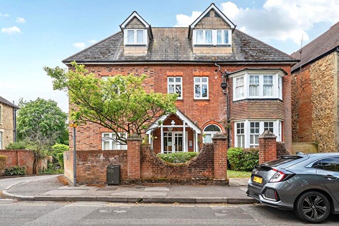 2 Bedroom Flat To Rent In Nightingale Road, Guildford, Surrey, GU1