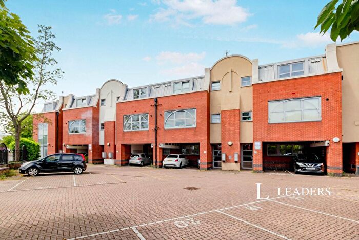 1 Bedroom Apartment To Rent In Sundial Court, Surbiton, KT5