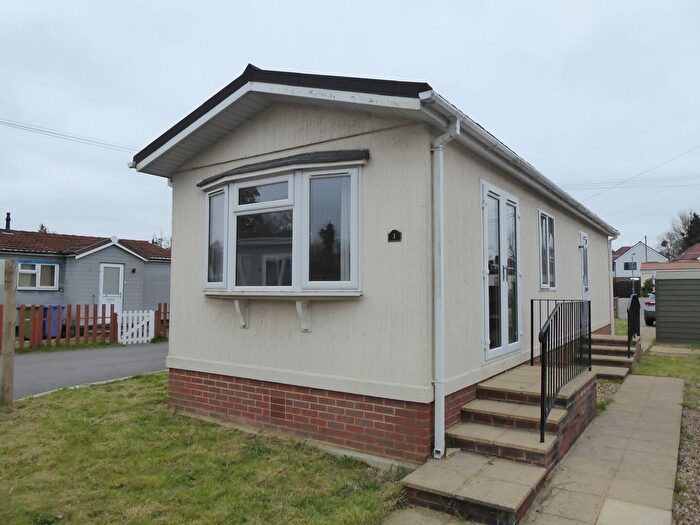 2 Bedroom Mobile/park Home For Sale In Cranbourne Hall Park, Winkfield, Windsor, SL4