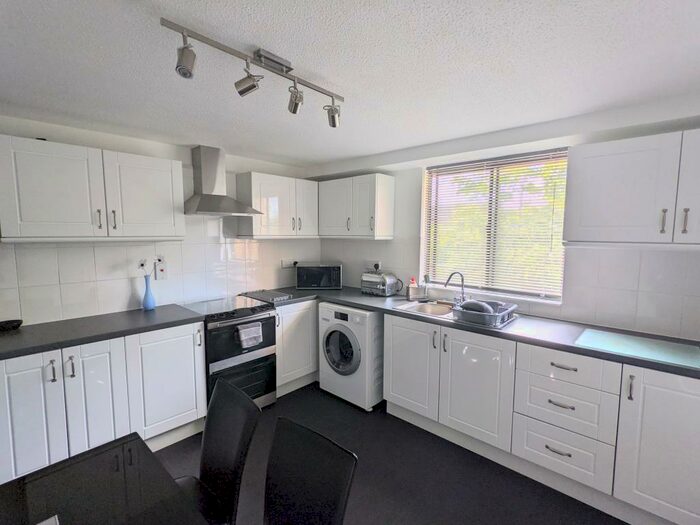 2 Bedroom Flat To Rent In Kingsway Gardens, Andover, SP10