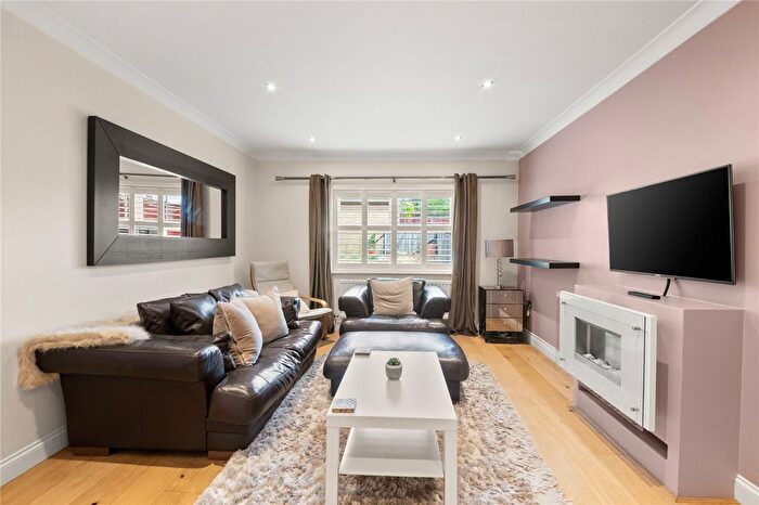 2 Bedroom Flat To Rent In Morton Close, Uxbridge, UB8