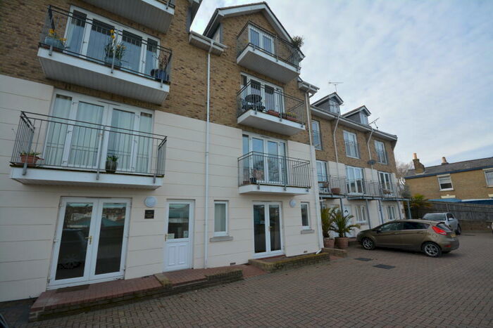 2 Bedroom Apartment To Rent In Arctic Road, Cowes, PO31