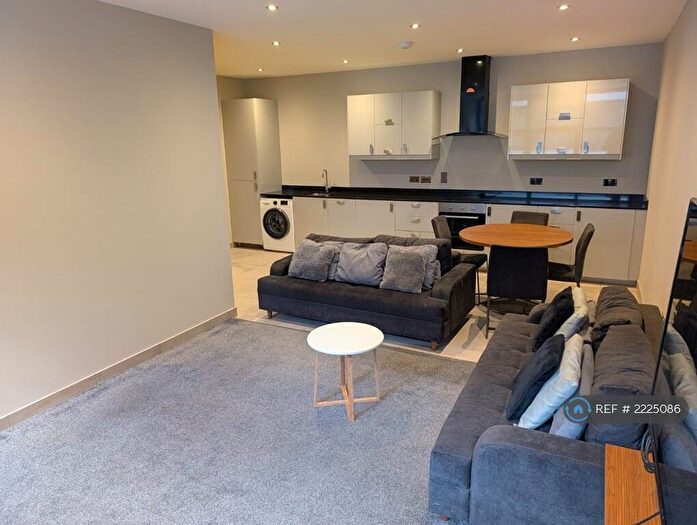 3 Bedroom Flat To Rent In Trafalgar House, Leeds, LS1