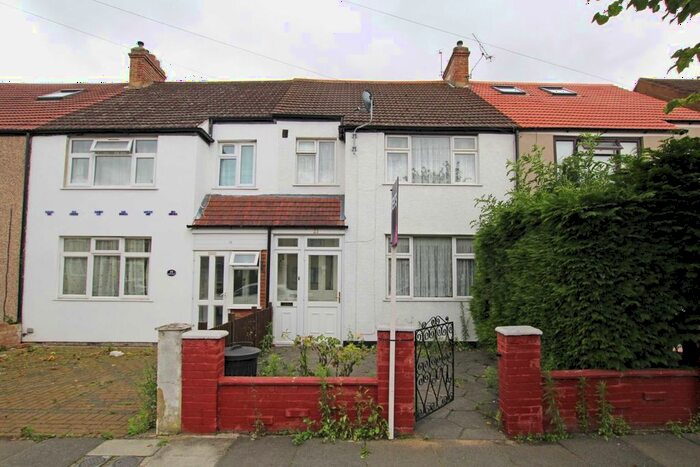 4 Bedroom Property To Rent In Middle Road, London, SW16