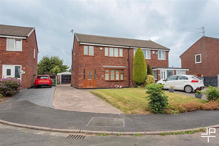 3 Bedroom Semi-Detached House For Sale In Sedgwick Close, Atherton, Manchester, M46