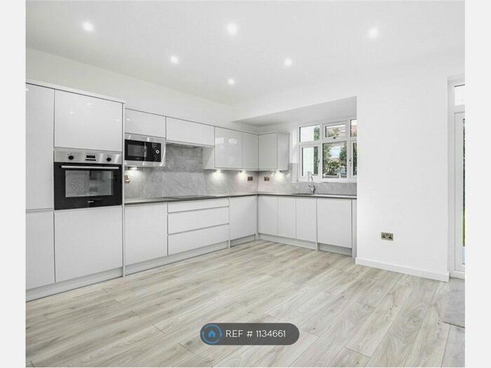 4 Bedroom Semi-Detached House To Rent In Willow Road, Enfield, EN1