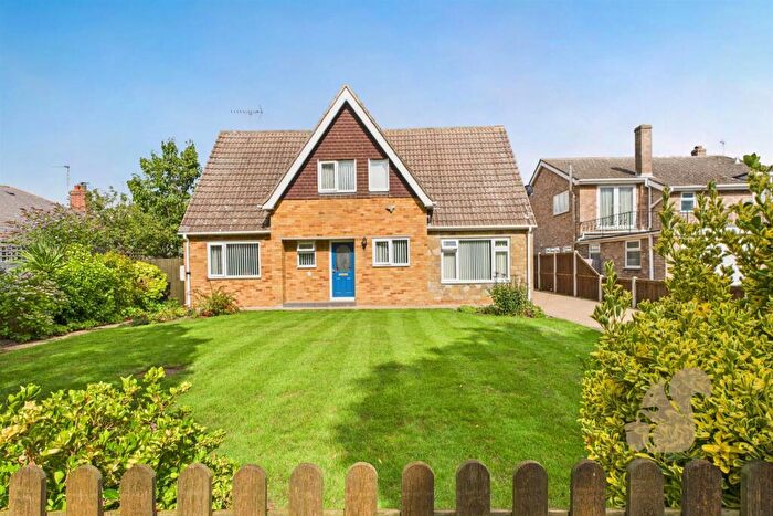 3 Bedroom Detached House For Sale In Seaview Avenue, West Mersea, CO5