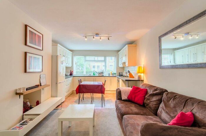 4 Bedroom Flat To Rent In Florence Road, South Park Gardens, London, SW19