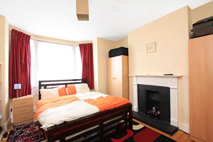 1 Bedroom Flat To Rent In Deans Buildings, Elephant And Castle, London, SE17