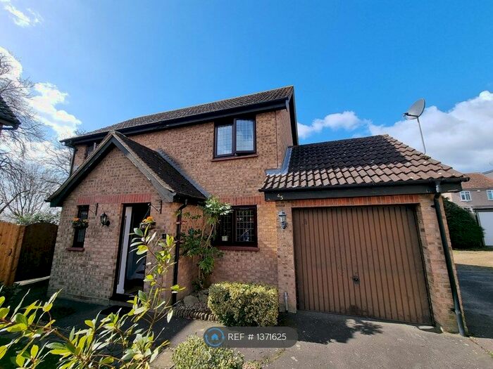 3 Bedroom Detached House To Rent In Wickets Way, Ilford, IG6