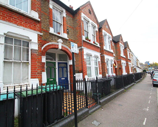 2 Bedroom Flat For Sale In Grove Road, Seven Sisters, N15