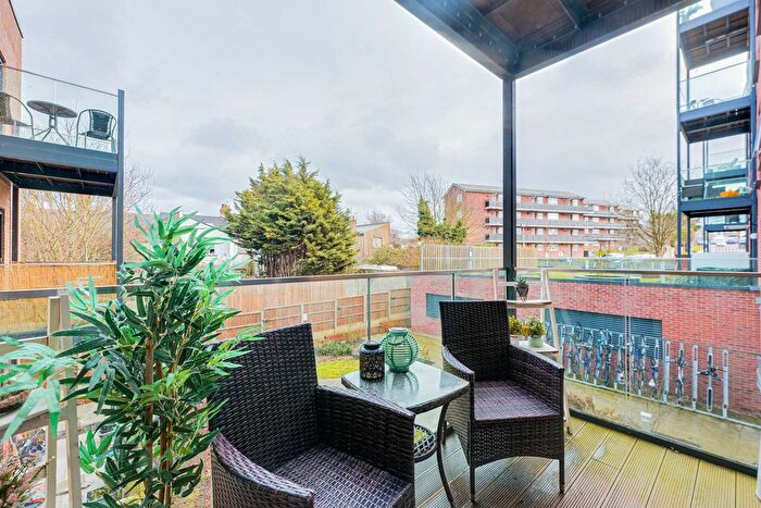 1 Bedroom Flat For Sale In Fairfax Drive, Westcliff-On-Sea, SS0