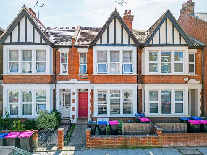 2 Bedroom Flat For Sale In Weston Road, Southend-On-Sea, SS1