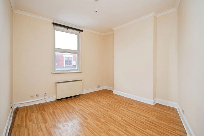 2 Bedroom Flat To Rent In Ridley Road, London, E8