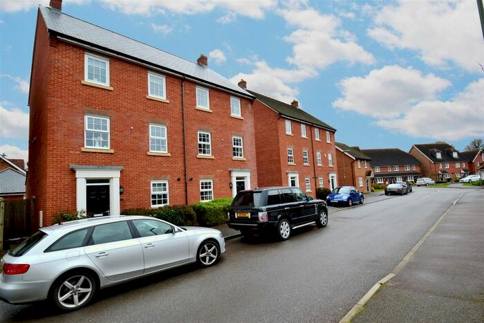 5 Bedroom Semi-Detached House To Rent In Newman Road, Horley, RH6