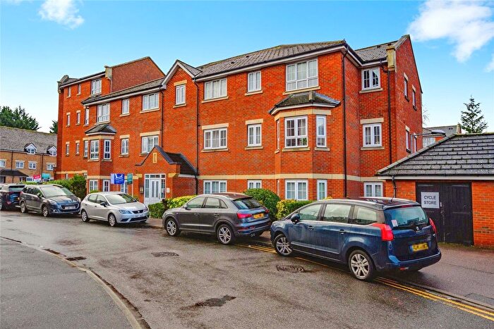 2 Bedroom Flat For Sale In Watling Gardens, Dunstable, Bedfordshire, LU6