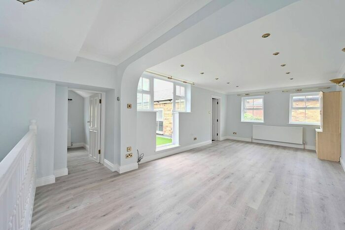 4 Bedroom Flat To Rent In Upper Richmond Road, Putney, London, SW15