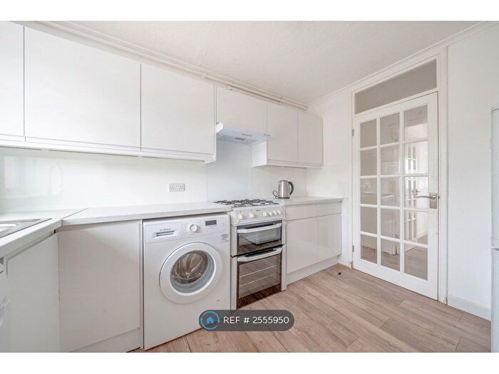3 Bedroom Flat To Rent In Hanover Court, London, SE19