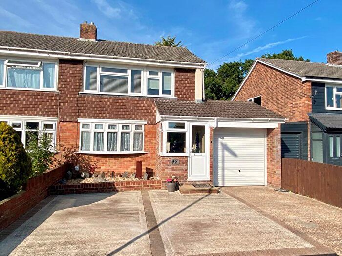 4 Bedroom Semi-Detached House For Sale In Park Farm Avenue, Fareham, PO15