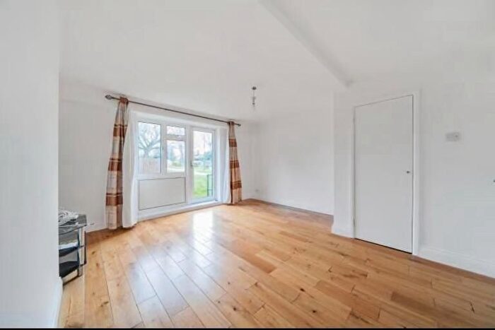 2 Bedroom Flat To Rent In Ellerslie Gardens, Brent, NW10