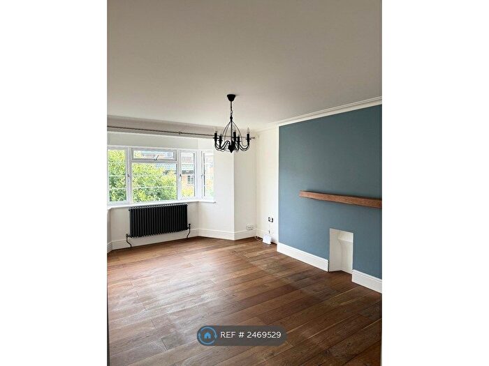 2 Bedroom Flat To Rent In Streatham Court, London, SW16