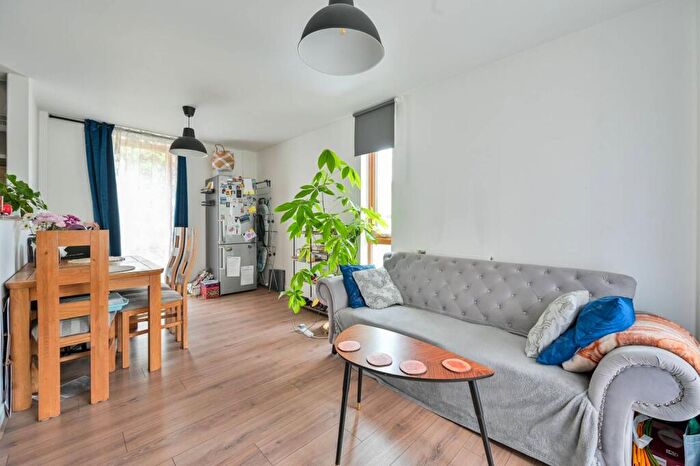 2 Bedroom Flat To Rent In Cooks Road, Kennington, London, SE17