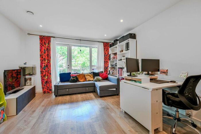 2 Bedroom Flat To Rent In Purbeck Gardens, Lower Sydenham, London, SE26