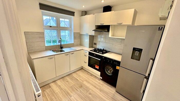 3 Bedroom Flat To Rent In London, N3